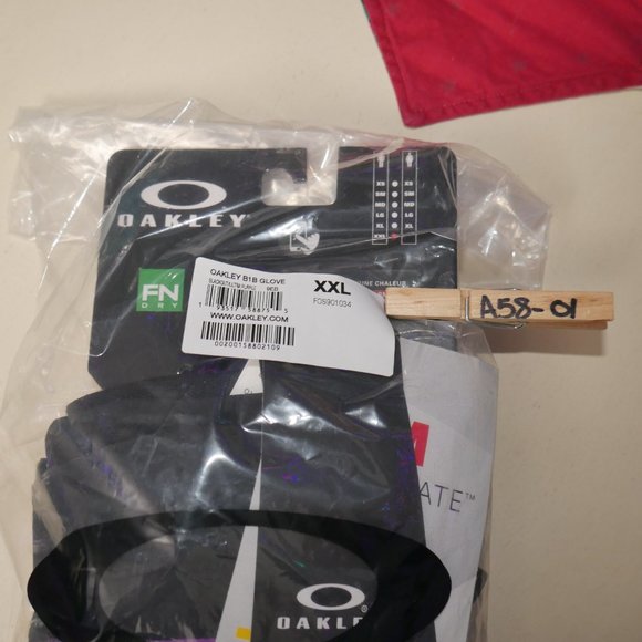 Oakley Mens Waterproof Winter Gloves Thinsulate Snow Snowboarding Ski Tubing NWT - Picture 12 of 15